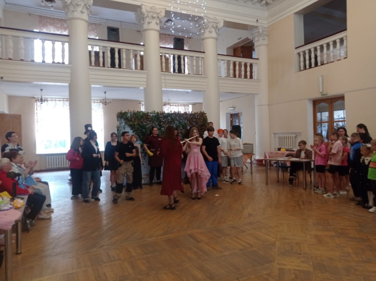 Последний день школьного детского лагеря "Планета".